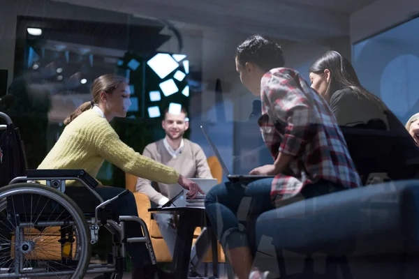Ofis Çalışanları Tekerlekli Sandalyedeki Insanlar Modern Bir Ofiste Konuşuyorlar Engellilik — Stok fotoğraf