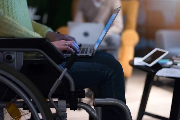 Молодая Женщина Инвалидной Коляске Помощью Компьютера Ноутбука Современном Рабочем Месте — стоковое фото