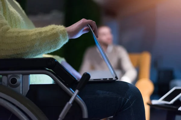 Молодая Женщина Инвалидной Коляске Помощью Компьютера Ноутбука Современном Рабочем Месте — стоковое фото