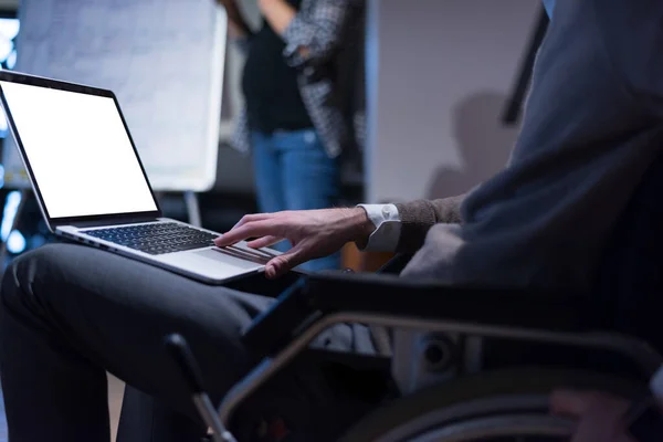 Tekerlekli Sandalyedeki Genç Işadamı Modern Işyerinde Bilgisayar Laptopu Kullanıyor — Stok fotoğraf