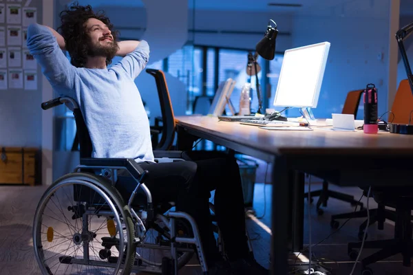 Modern ofiste çalışan engelli iş adamı. Engellilik, teknoloji ve başarı kavramı