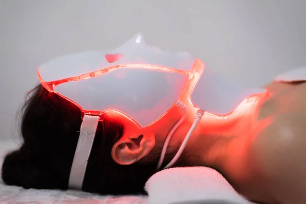Vrouw Met Led Lichttherapie Gezichts Nekschoonheidsmasker Fotonentherapie Home Huidverzorging Mij — Stockfoto