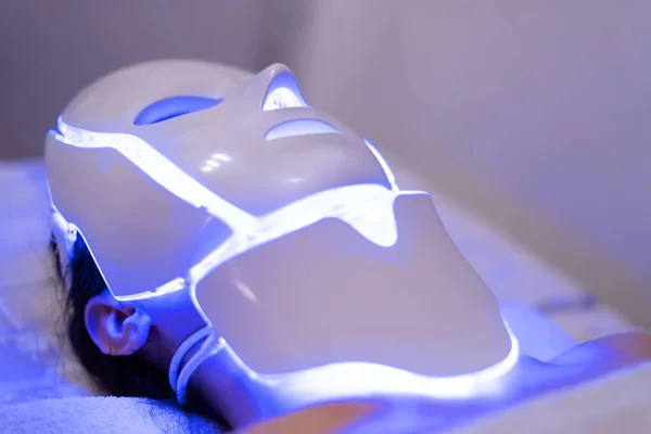 Vrouw Met Led Lichttherapie Gezichts Nekschoonheidsmasker Fotonentherapie Home Huidverzorging Mij — Stockfoto