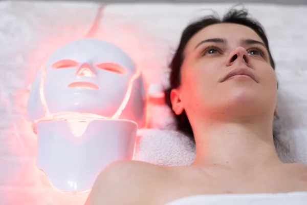 Mujer Con Terapia Luz Led Facial Terapia Fotones Máscara Belleza —  Fotos de Stock