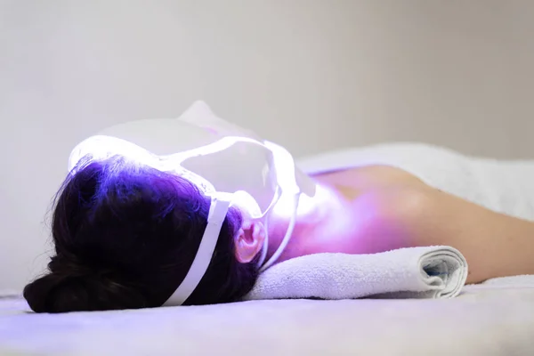 Mujer Con Terapia Luz Led Facial Terapia Fotones Máscara Belleza — Foto de Stock