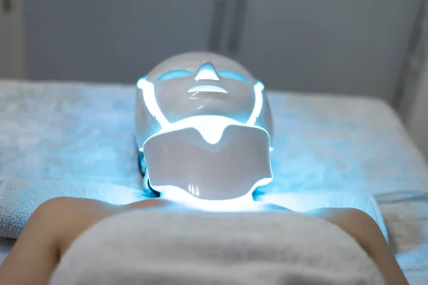 Mujer Con Terapia Luz Led Facial Terapia Fotones Máscara Belleza —  Fotos de Stock