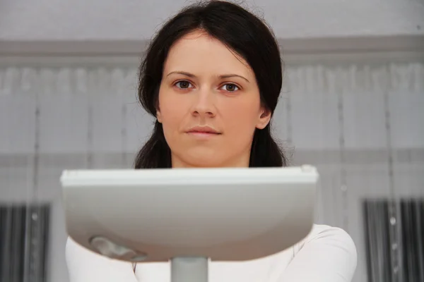 Jolie jeune femme réparant aspirateur à la maison — Photo