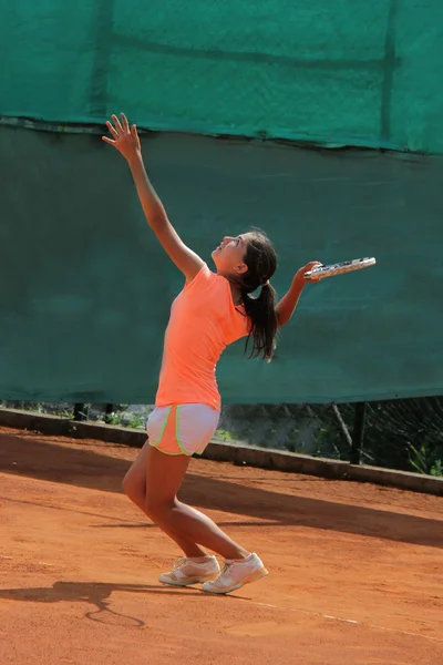 Schöne junge Mädchen auf dem Tennisplatz — Stockfoto