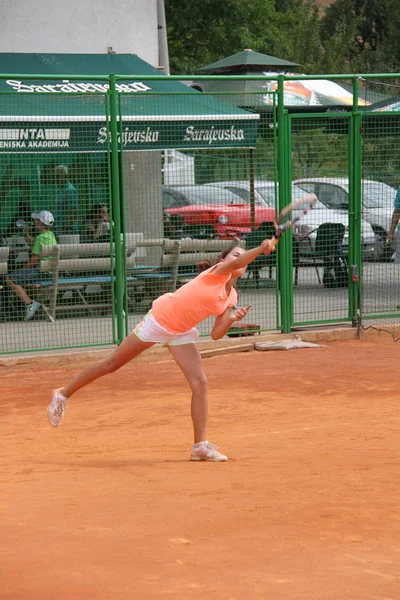 Hermosa joven en la cancha de tenis —  Fotos de Stock