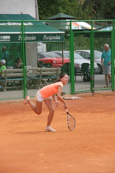 Schöne junge Mädchen auf dem Tennisplatz — Stockfoto