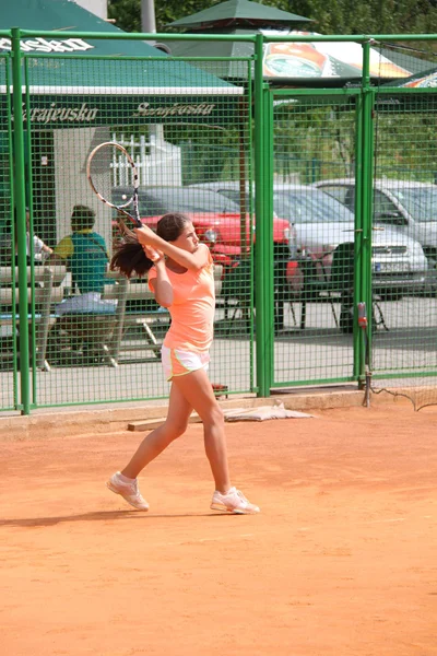 Beautiful young girl on the tennis court — Stock Photo, Image