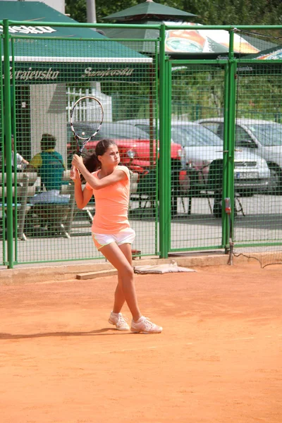 テニスコートで美しい少女 — ストック写真