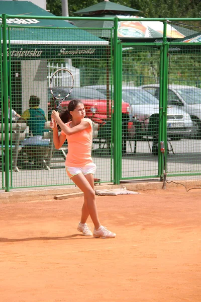 Hermosa joven en la cancha de tenis — Foto de Stock