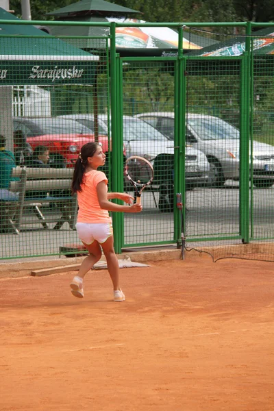 Menina bonita na quadra de tênis — Fotografia de Stock