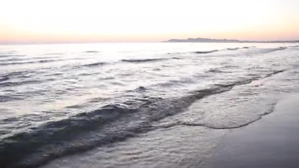 Mulher de biquíni correndo na praia — Vídeo de Stock