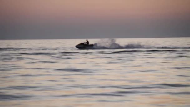 Homem montado em um jet ski — Vídeo de Stock