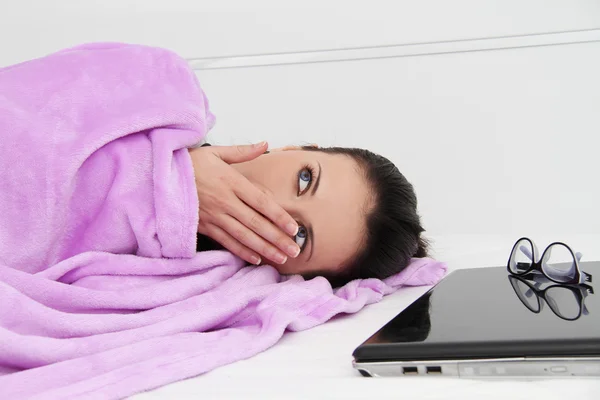 Attraktiv ung kvinne som sover i senga med laptop – stockfoto