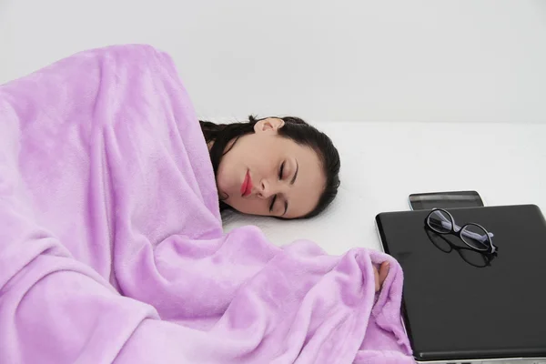 Aantrekkelijke jonge vrouw slapen in bed met laptop — Stockfoto