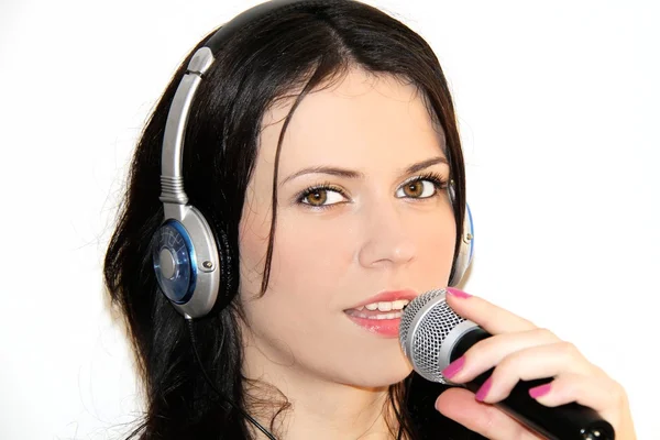 Şarkı ve kulaklık ile müzik dinlemek güzel genç kadın — Stok fotoğraf
