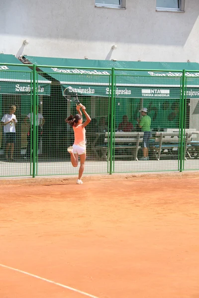 Beautiful young girl on the tennis court — Stock Photo, Image