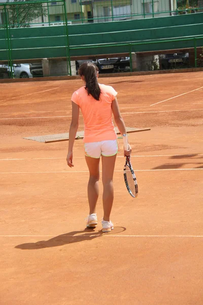 Mooi meisje op de tennisbaan — Stockfoto