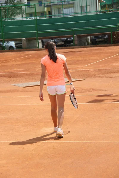 Hermosa joven en la cancha de tenis — Foto de Stock