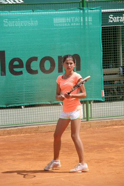 Menina bonita na quadra de tênis — Fotografia de Stock