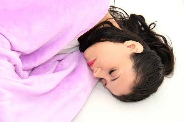 Atraktivní mladá žena spí v posteli s notebookem — Stock fotografie