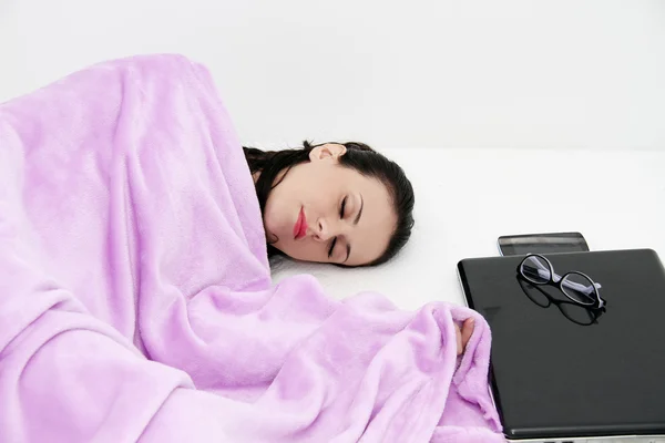 Attraktiv ung kvinna som sover i sängen med laptop — Stockfoto