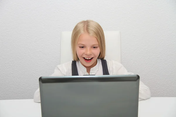 家庭でノートパソコンを使う少女は — ストック写真