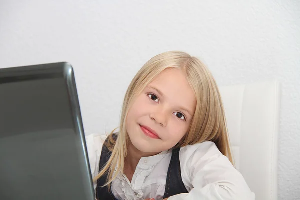 Young Girl Using Laptop At Home — Stock Photo, Image