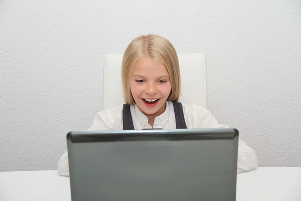 Young Girl Using Laptop At Home — Stock Photo, Image