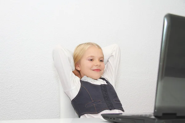 Jeune fille en utilisant un ordinateur portable à la maison — Photo