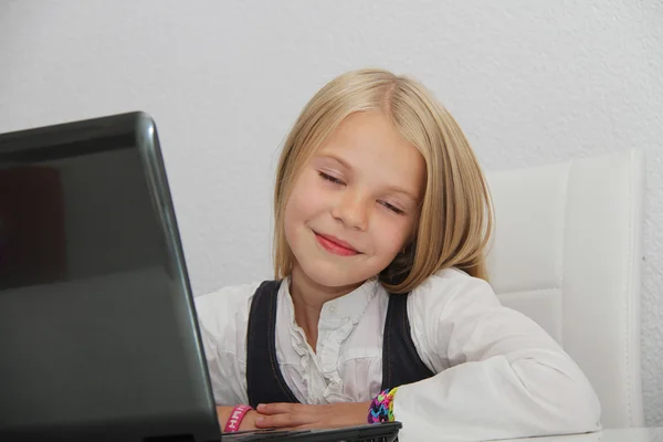 Jeune fille en utilisant un ordinateur portable à la maison — Photo