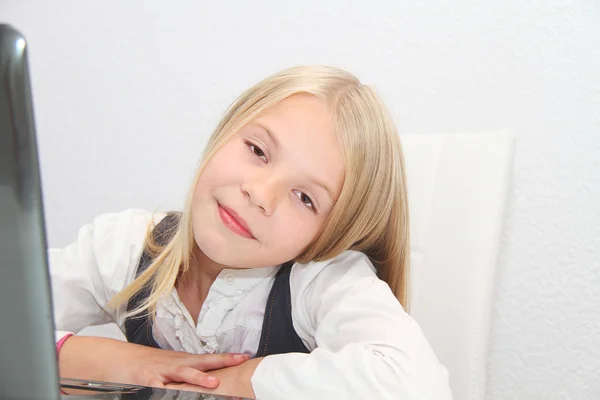 Young Girl Using Laptop At Home — Stock Photo, Image