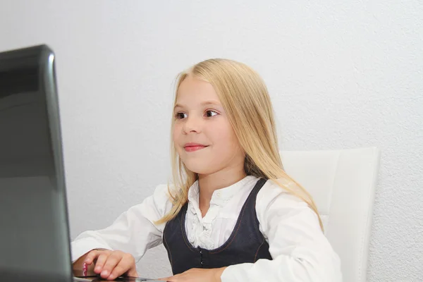 Young Girl Using Laptop At Home — Stock Photo, Image