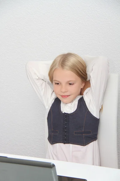 Jeune fille en utilisant un ordinateur portable à la maison — Photo