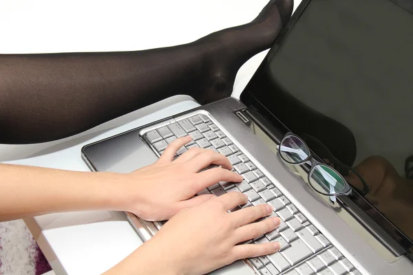 Atractiva joven mujer trabajando en su computadora portátil en casa —  Fotos de Stock