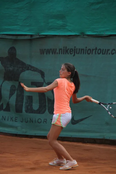 테니스 코트에서 아름 다운 소녀 — 스톡 사진