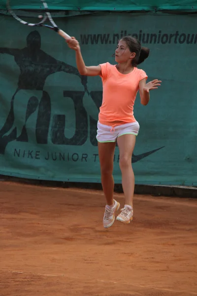 Красивая девушка на теннисном корте — стоковое фото