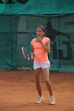 Tenis kortunda güzel genç kız