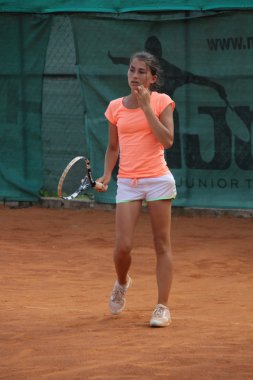 Tenis kortunda güzel genç kız
