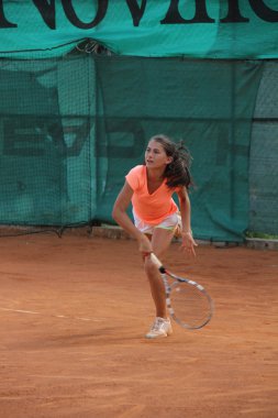 Tenis kortunda güzel genç kız