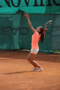 Tenis kortunda güzel genç kız