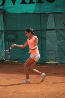 Tenis kortunda güzel genç kız