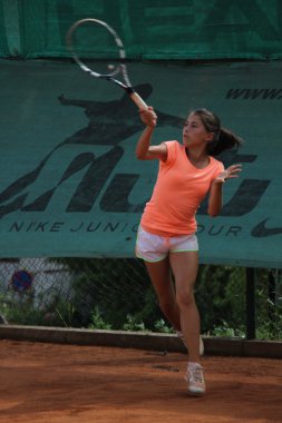 Tenis kortunda güzel genç kız