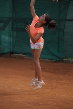 Tenis kortunda güzel genç kız
