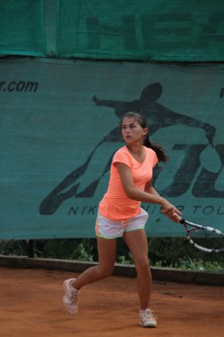 Tenis kortunda güzel genç kız
