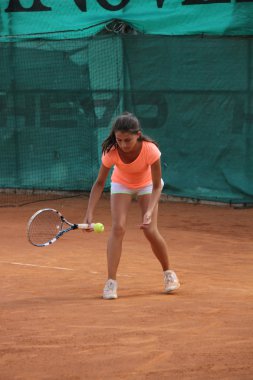 Tenis kortunda güzel genç kız
