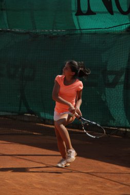 Tenis kortunda güzel genç kız